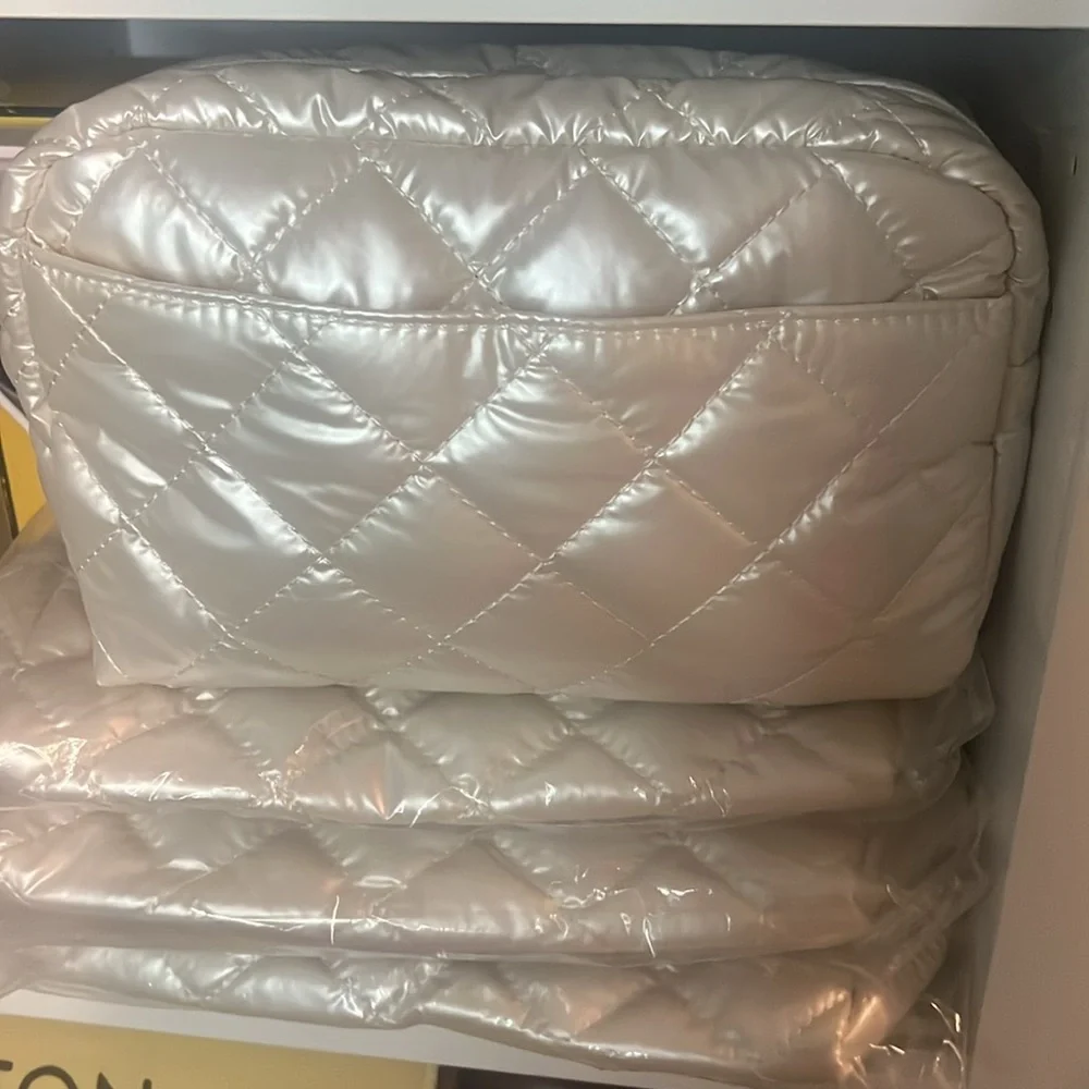 Large Capacity Quilted Cosmetic Bag - Picture 4 of 4